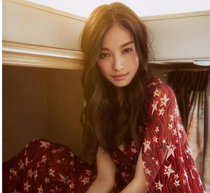 倪妮露肩波浪长发大片,一字肩锁骨优越,长发造型秒变女神_尼妮_时尚