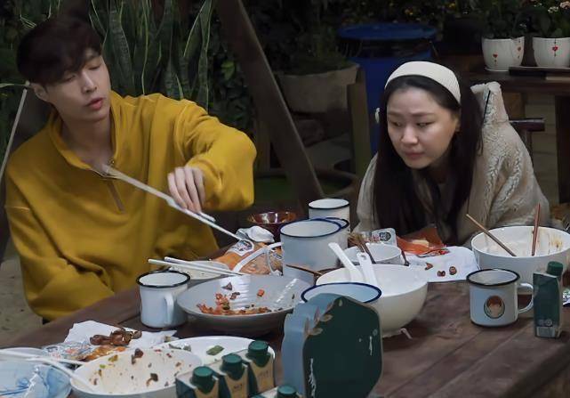 鹿晗的感情生活相对稳定,他与关晓彤的感情早在3年前就大胆宣布,如今