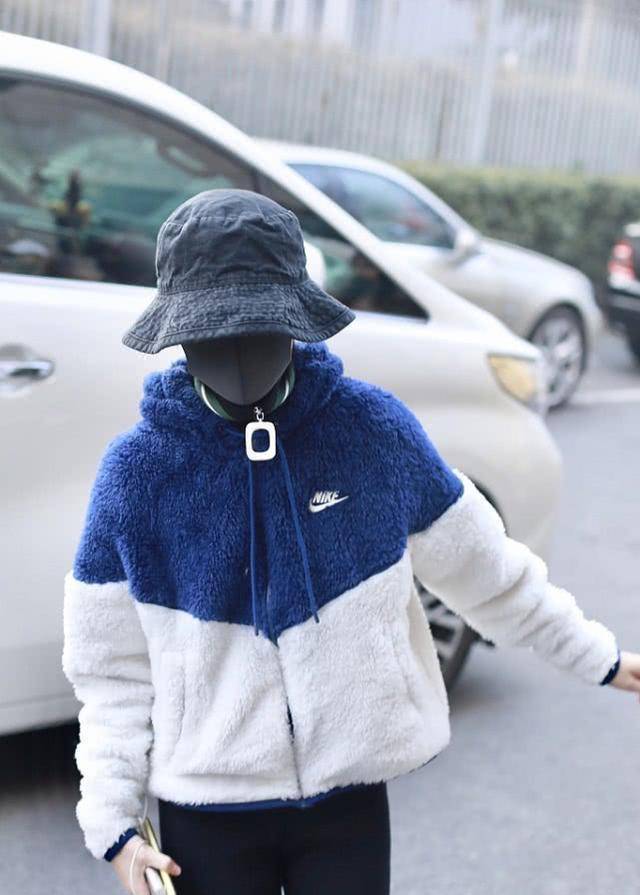 周冬雨为显腿长,穿拖地裤现身春晚彩排,运动造型太低调_裤子_风格