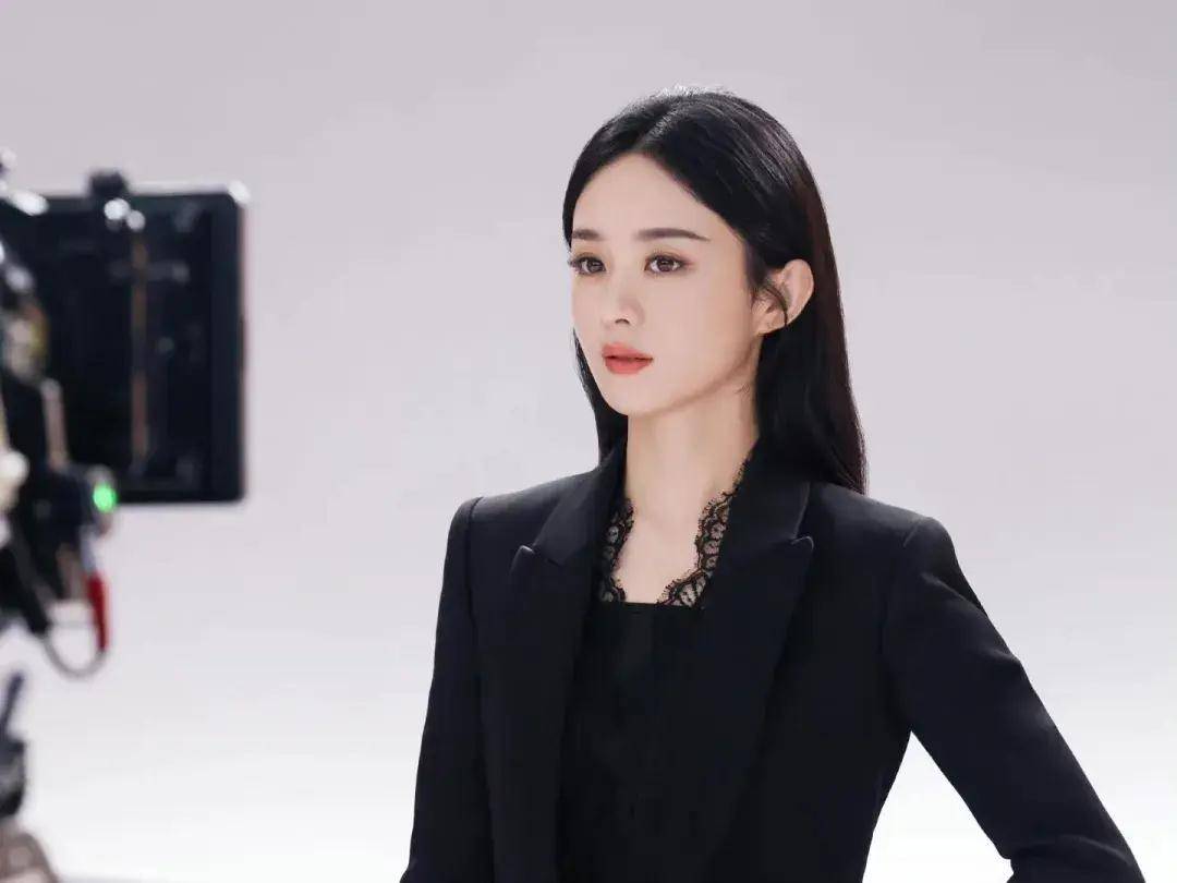 温柔的一字眉会减少脸上的攻击感再加上赵丽颖圆圆的脸型整体就显得很