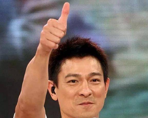 刘德华的坚定立场和热情表演在演唱会上引起了轰动,观众纷纷为之鼓掌