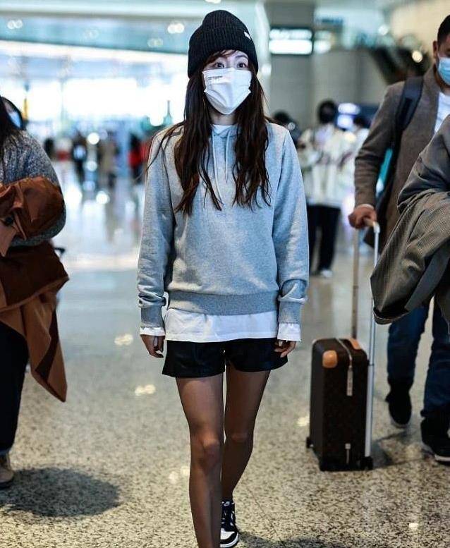 即使是这样的黑色袜子,也勾勒出张嘉倪修长迷人的双腿.