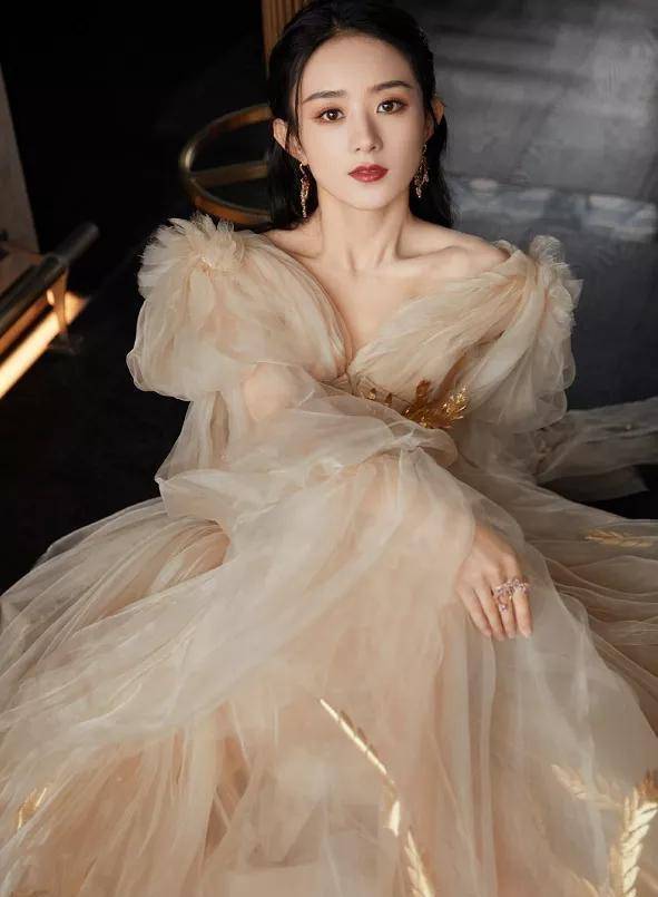 赵丽颖出道前旧照被扒,大方脸又黑又土,被网友吐槽像整容了_圆脸_资源