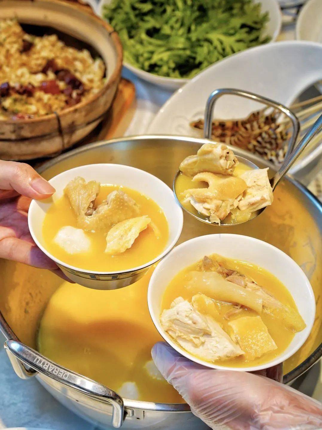 好在禧悦楼宵夜开到凌晨3点,夜深的时候喝上一碗花胶鸡汤,胃里暖呼呼