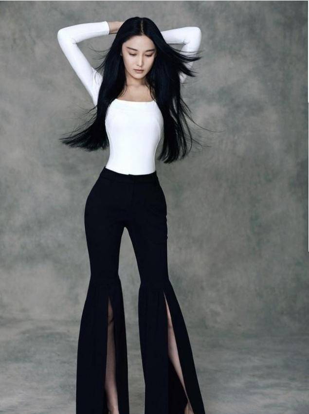 李菲儿柯基臀封神后更大胆,穿大方领用力过猛,纸片身材撑不起_菲尔