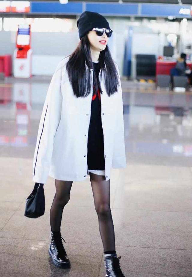 孙怡穿空姐灰丝袜现身机场,冬日秀美腿,麻杆腿是亮点_身体_锻炼_瑜伽