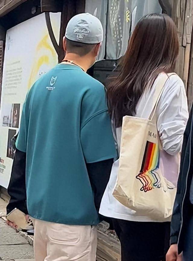 孙红雷夫妇牵手乌镇游,15岁小老婆朴素背百元包,气场强大_王骏迪_addy