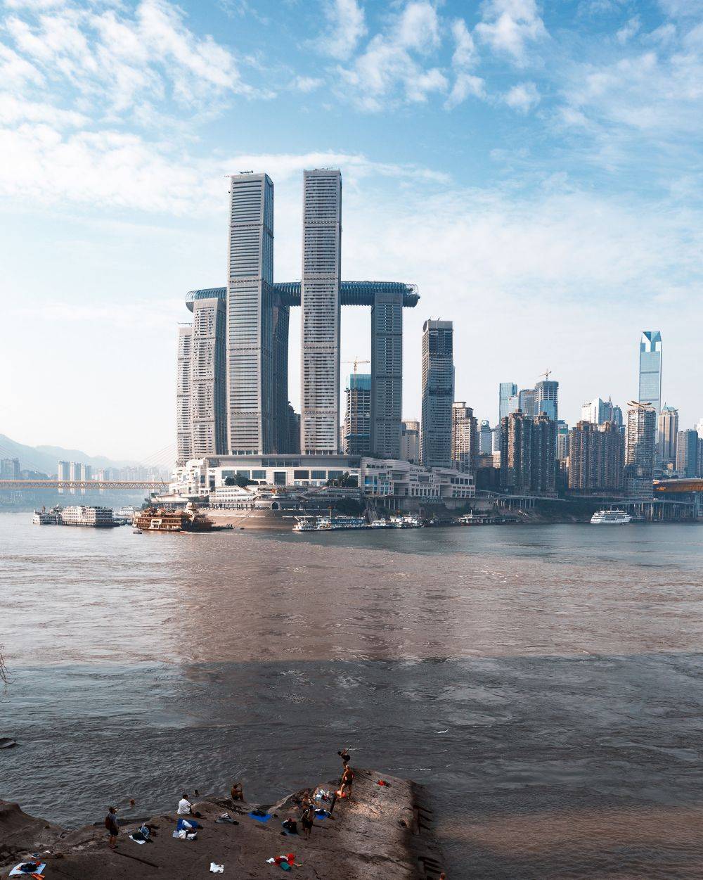 重庆的代表性建筑,由八栋塔楼和一座裙楼组成,外形犹如一艘帆船