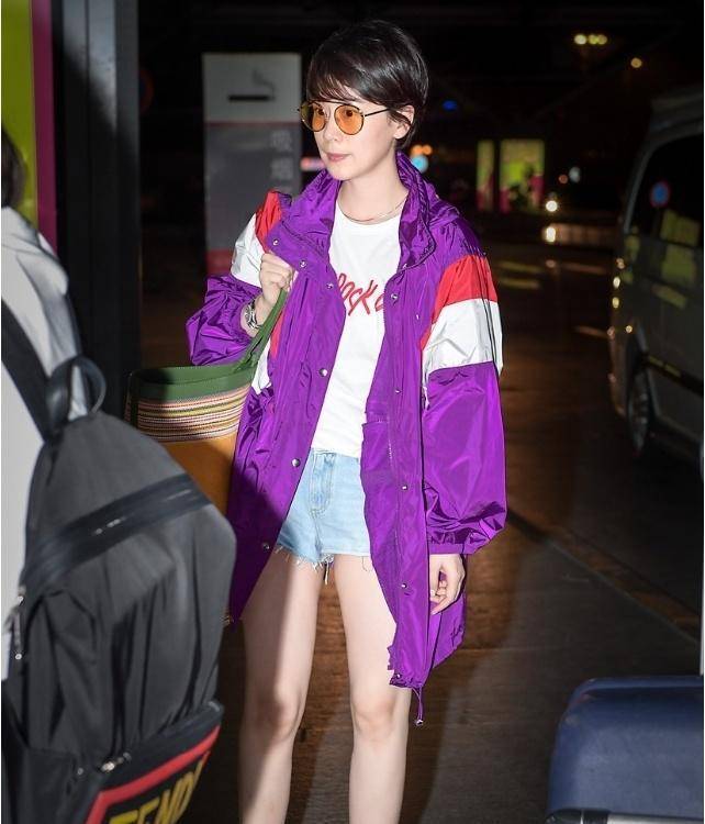 搭配五厘米牛仔裤和紫色外套,海清展现出真正的"冰与火"!