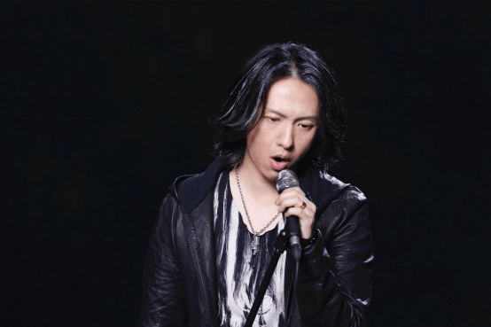 窦唯穿破洞雨衣,吃人均30元平价餐厅,对比黑豹张淇翻红差距大!