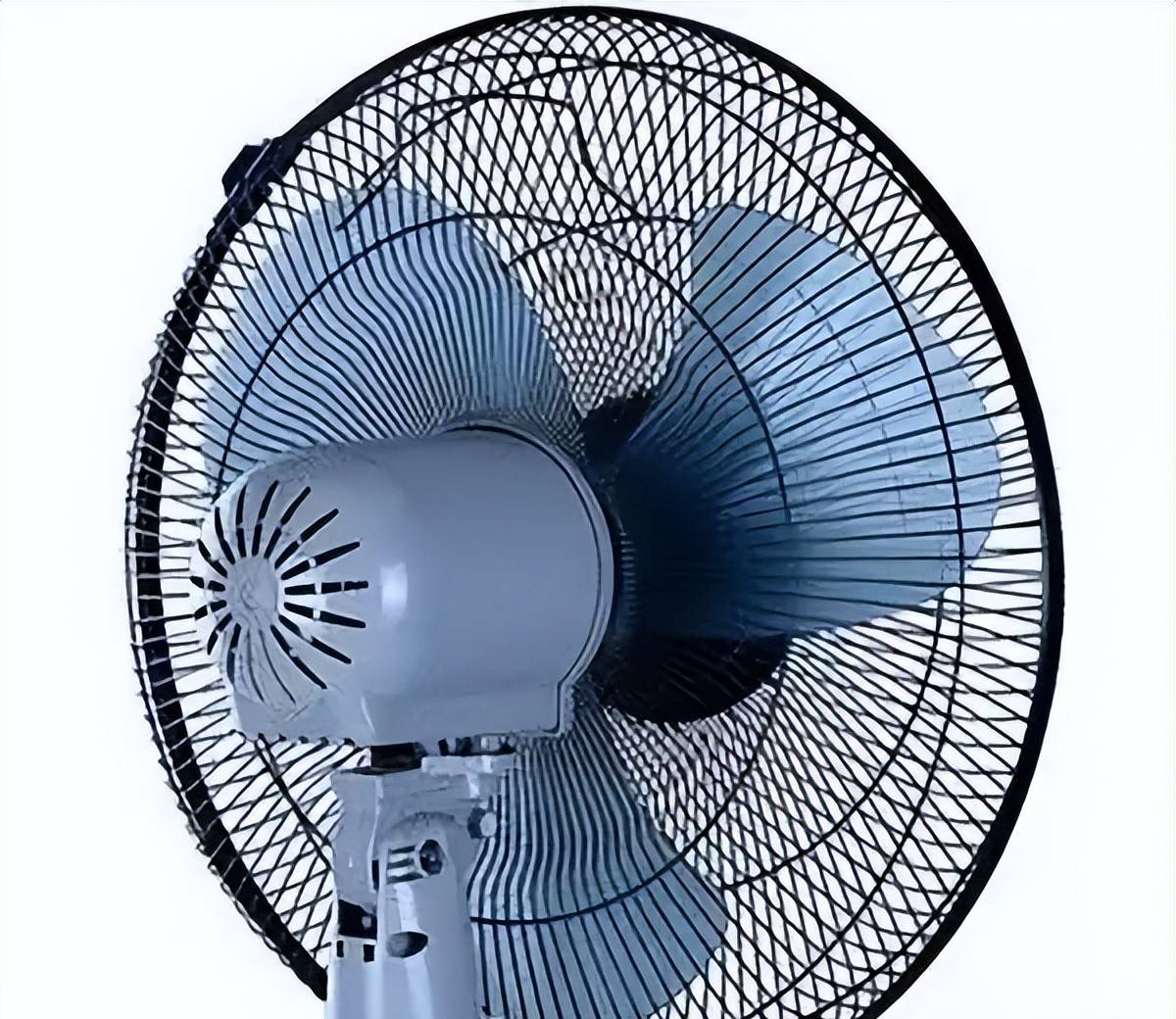 该扭转角与机翼的攻角相对应,因此,推进器并不是靠螺旋桨来推动飞行器