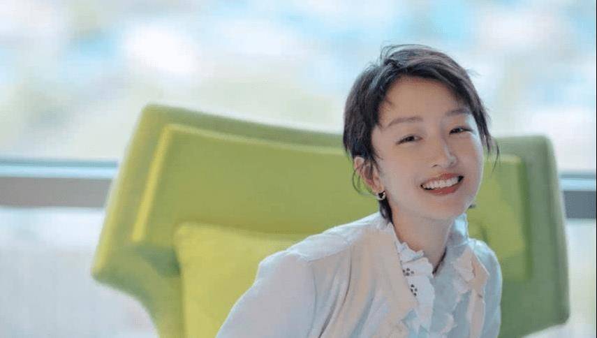 白百何周冬雨对打,我们第一位百亿票房女艺人究竟花落谁家?