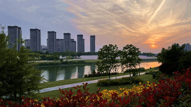 【行攝遂平】夕陽餘暉下 城市景色美_公園_水墨_畫卷