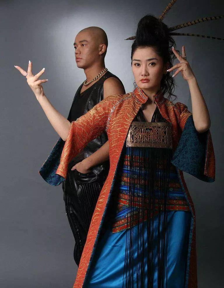 彼时的玲花和曾毅,虽然还没出道,但也凭着《月亮之上》的彩铃下载赚到