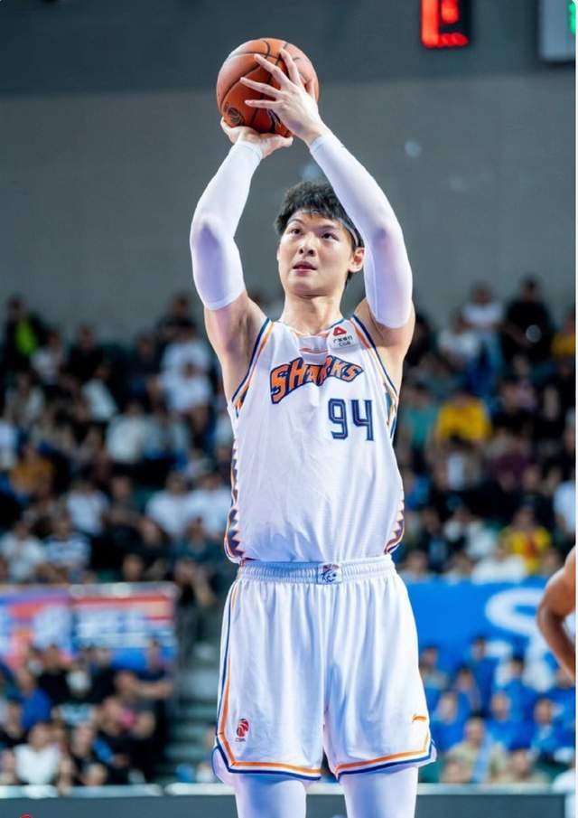 上海官宣王哲林因腰伤休战6周,教练赛后曾说是大腿拉伤_比赛_福建队_1