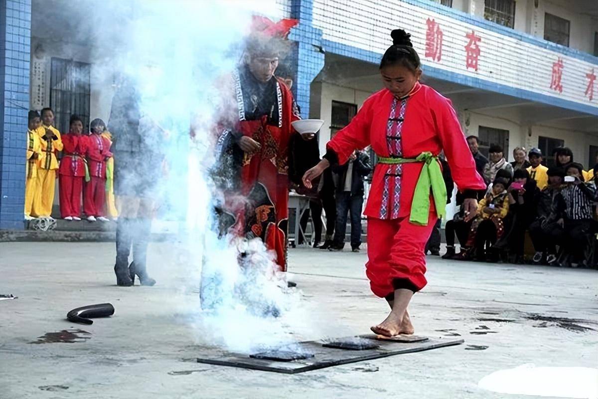 此外,在松桃还有捞油锅,火烧身,钢针刺喉,斜走大刀,舌舔红犁,枪尖舞蹈