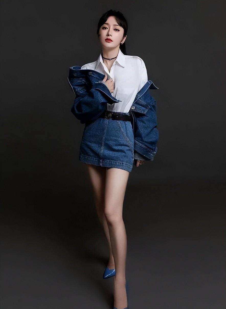 秦岚步入中年,她身穿蓝色西装搭配紧身裙,完美展现好身材_女性_整体