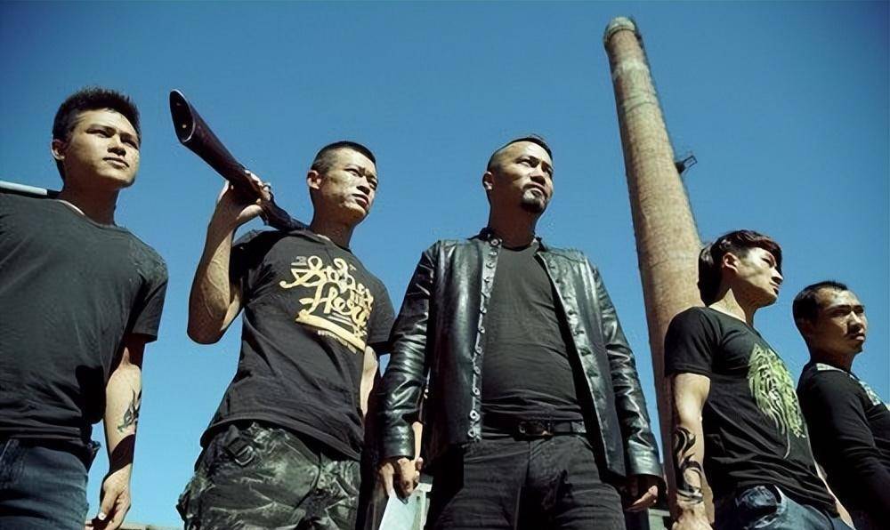 一方是李满林的手下干将吴铁虎,另一方人则是"小四毛"的黑势力团伙