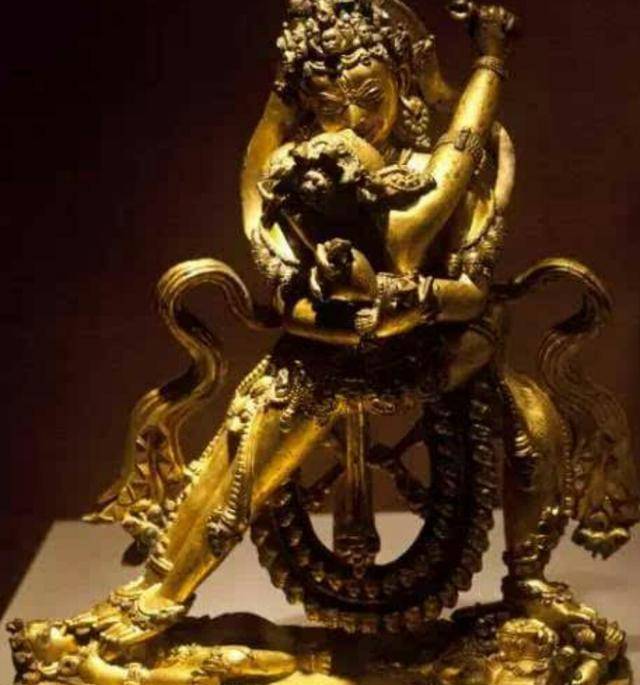 双身佛随后溥仪耐心的解释道:其实是因为在雨花阁的第四层,摆着三尊