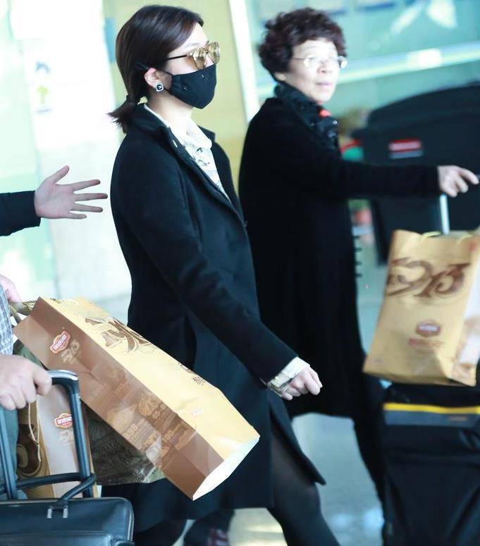 陈妍希终于选对了造型,身穿黑色裤袜搭配黑色风衣,尽显淑女风范!