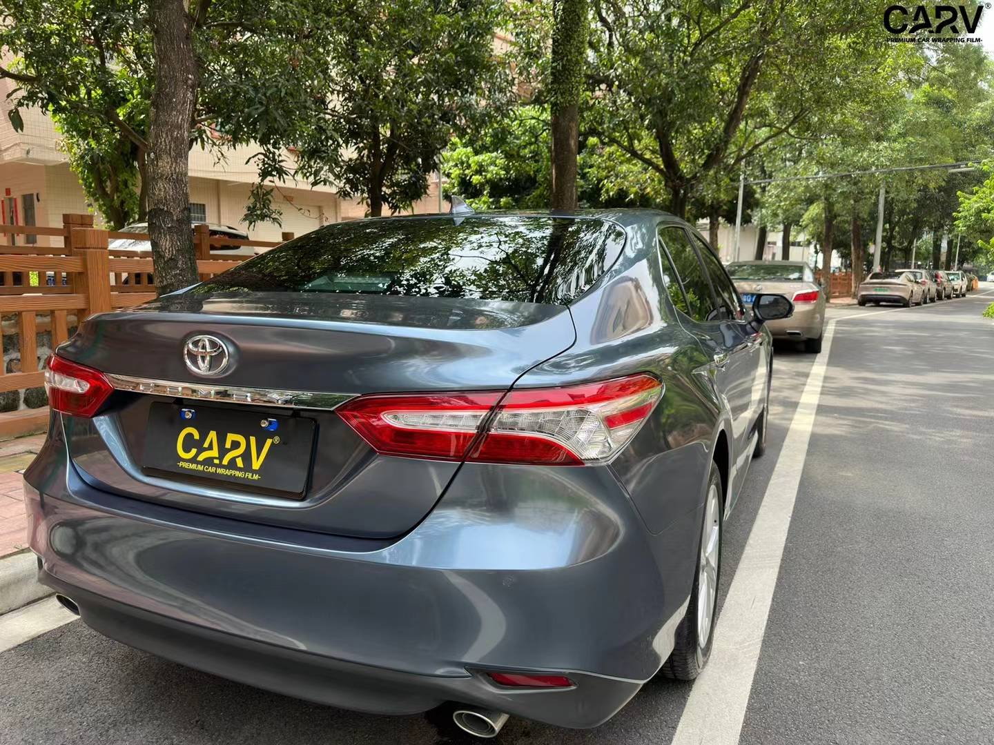 丰田凯美瑞卡孚改色膜白金拜伦湾蓝,低调深邃有着深海般幽静辽阔