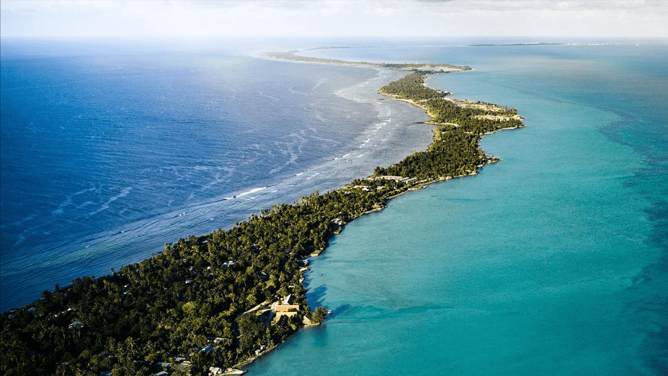 世界上最狭窄的国家,陆地面积仅26平方公里,飞机场也是体育场_图瓦卢