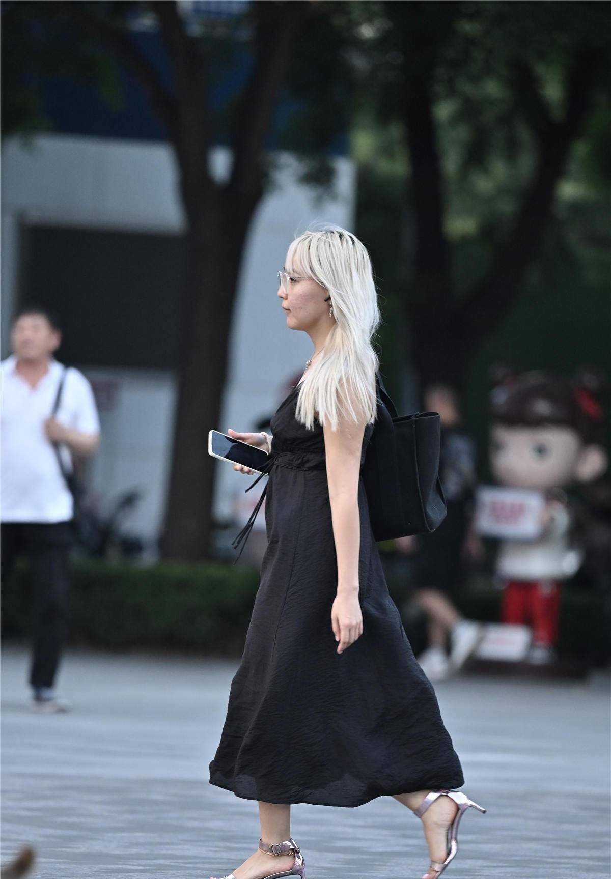 穿着带带子的高跟鞋,有的选择粗跟,有的则搭配细跟_美女_凉鞋_黑色