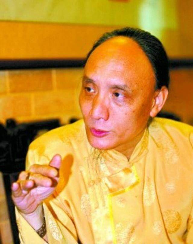 此人自称是多尔衮10世孙,溥仪的堂弟,还拿出一本家谱证实身份