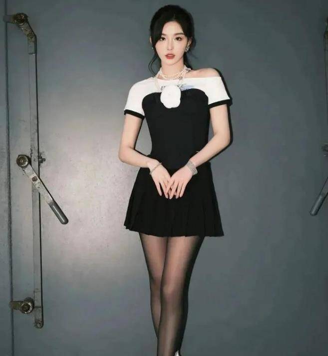 赵露思接受了成熟女人的风格,把黑袜子搭配女仆的衣服,瞬间变少妇了!