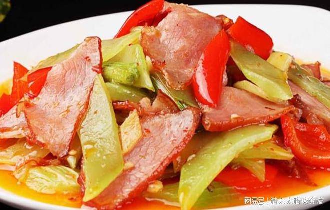 莴笋炒腊肉的家常做法(腊太太推荐)_红椒_食用油_处理