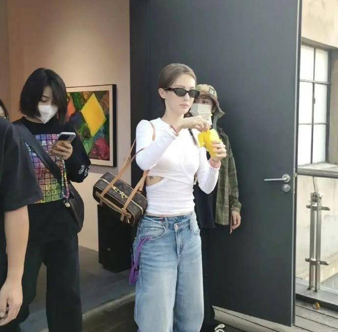 娱乐圈艺人金晨穿透视装露出胸前一片纹身_鼻子_网友_明星