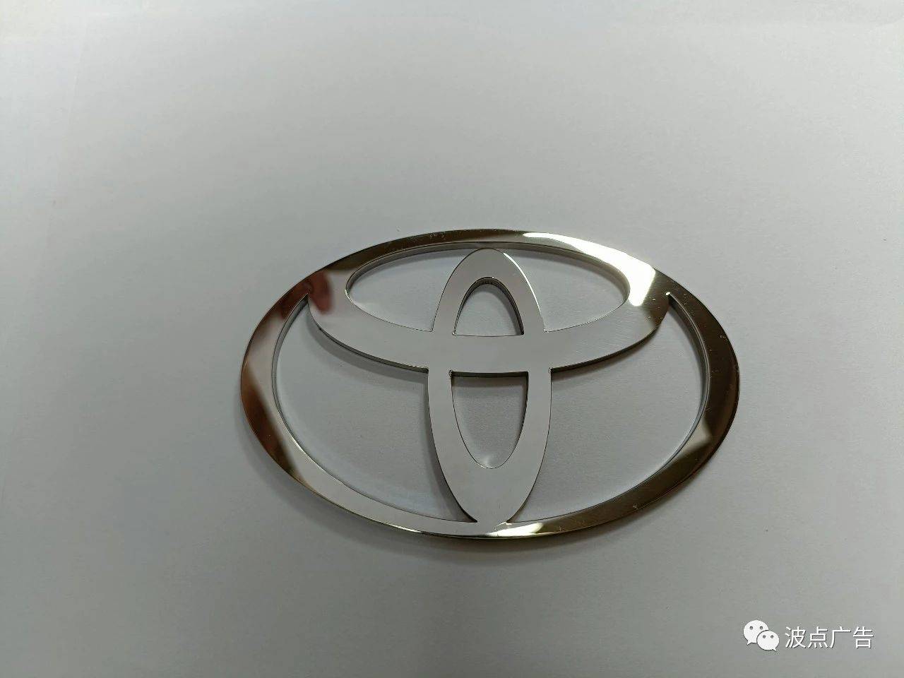 7,金属背面发光字,由不锈钢烤漆字或者精工字内置led灯,叠加一层磨砂