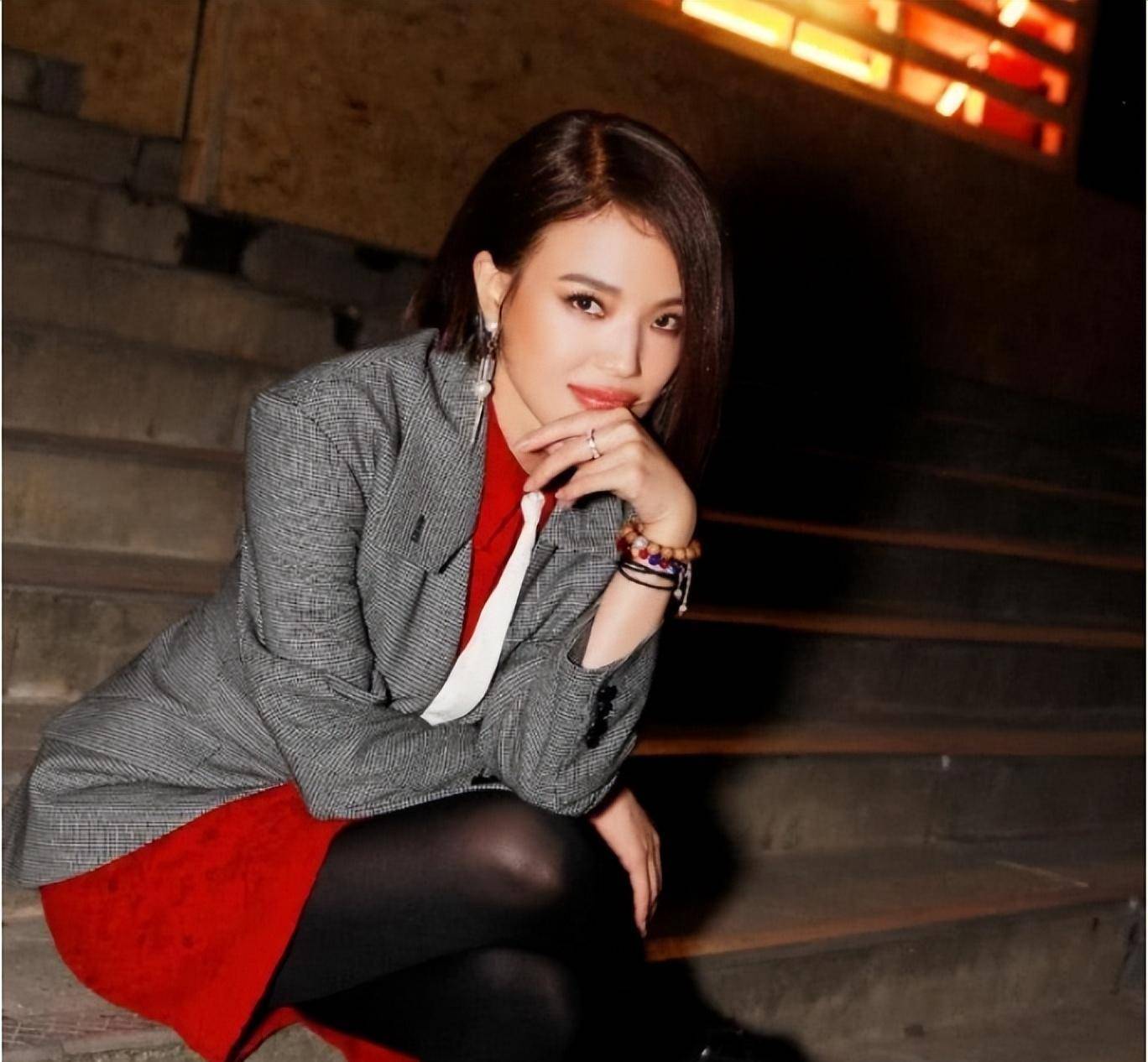 可以说,舒淇就这样完全延续了他过去的风格,走的是成熟女人的道路