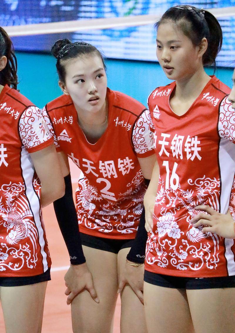 中国女排联赛即将开启,张常宁赛前一晚情难自禁,与老公甜蜜约会_比赛