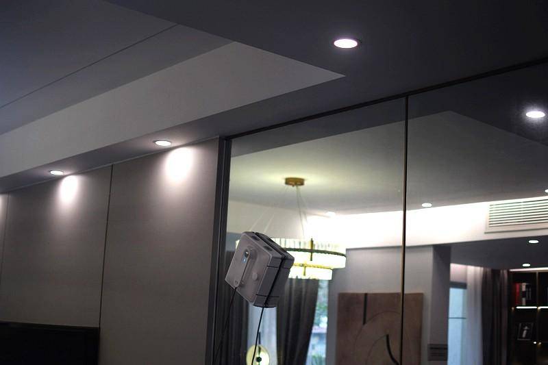 让擦窗更轻松 双向四喷头 赫特智能擦窗机器人W9