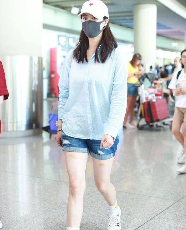 蒋欣越来越娴静了,穿着超短牛仔裤和浅蓝色衬衫立马变身大妈!
