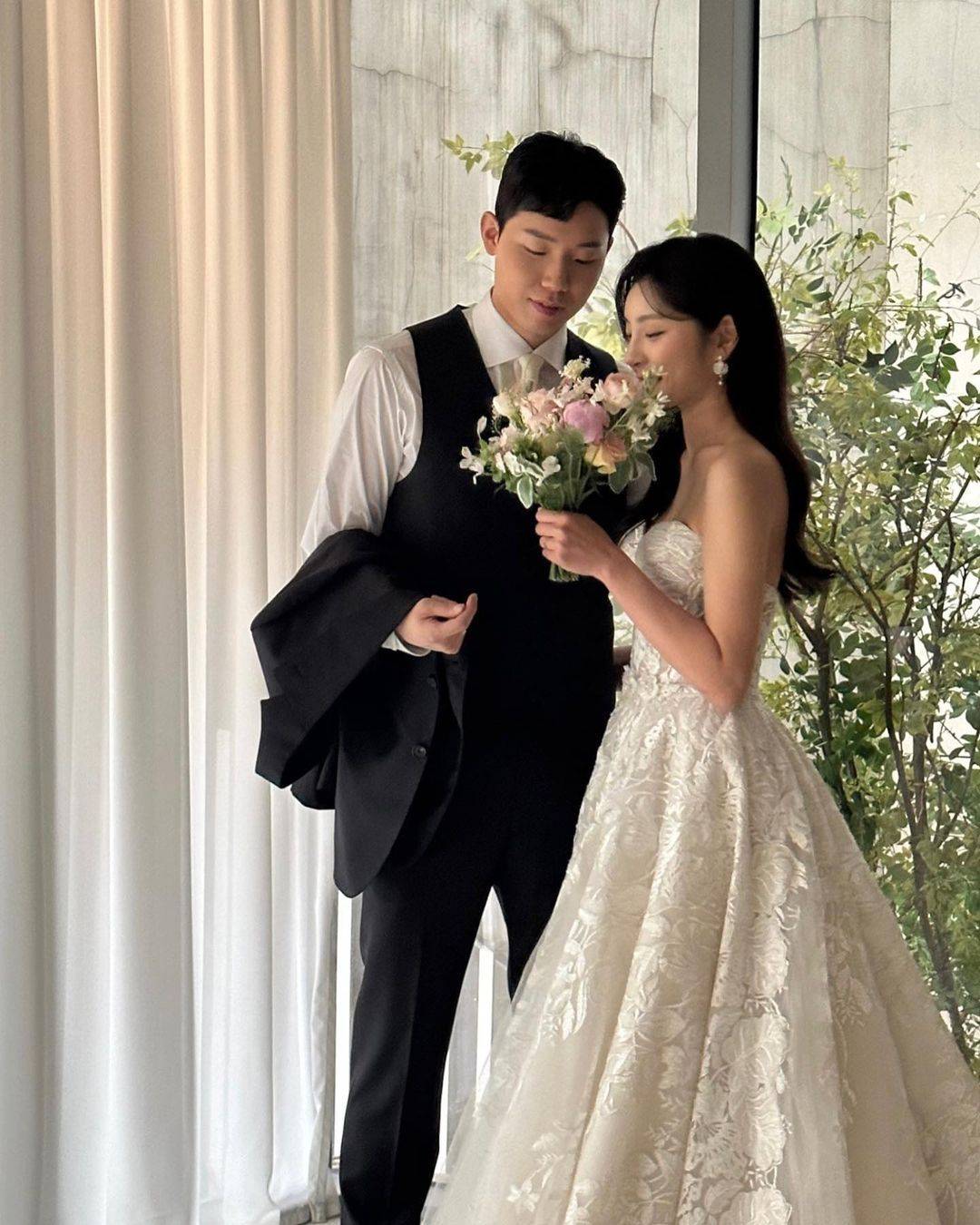 恭喜!26岁羽毛球世界冠军晒婚纱照,女友颜值超高称霸最美太太团