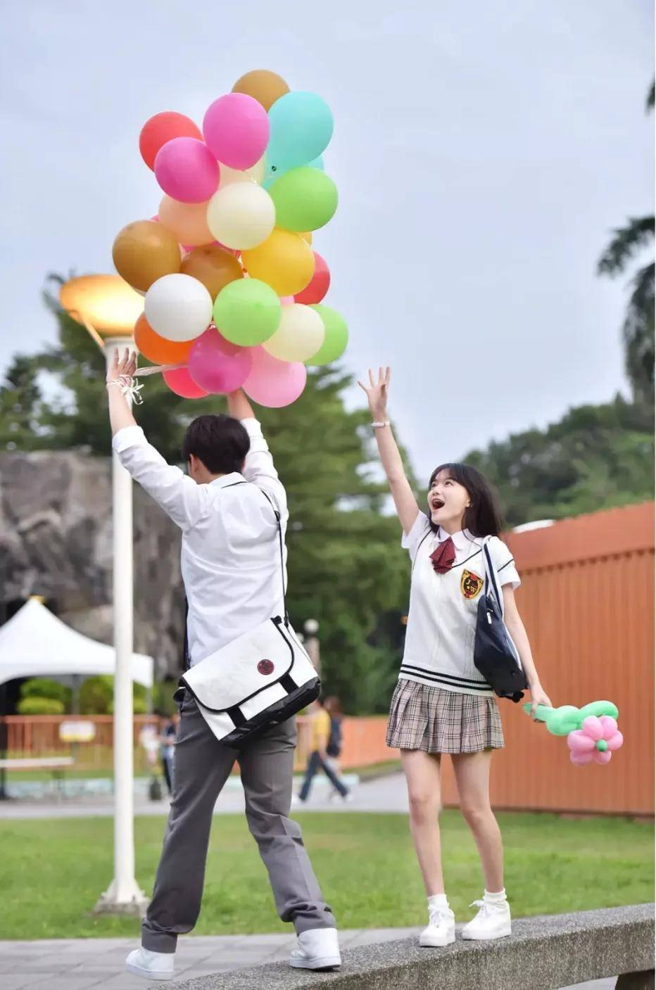 电视剧《暗恋·橘生淮南》中胡冰卿穿短裙校服.