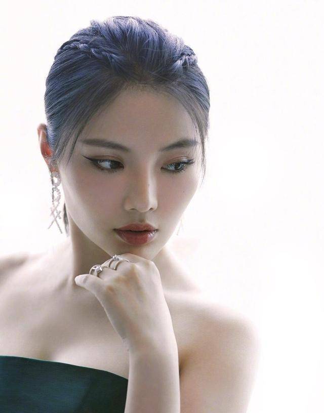 徐东东把头发绑成马尾辫,并在头顶上编织了辫子,给人一种公主的气息.