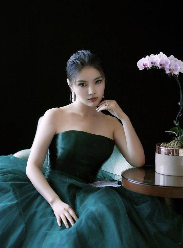 与其他颜色相比,深绿色非常适合像徐东东这样的成熟女性,并且可以生动