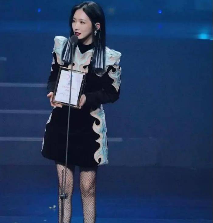 孟美岐这一次认真了,黑色袜子搭配复古衣服真是太可爱了!