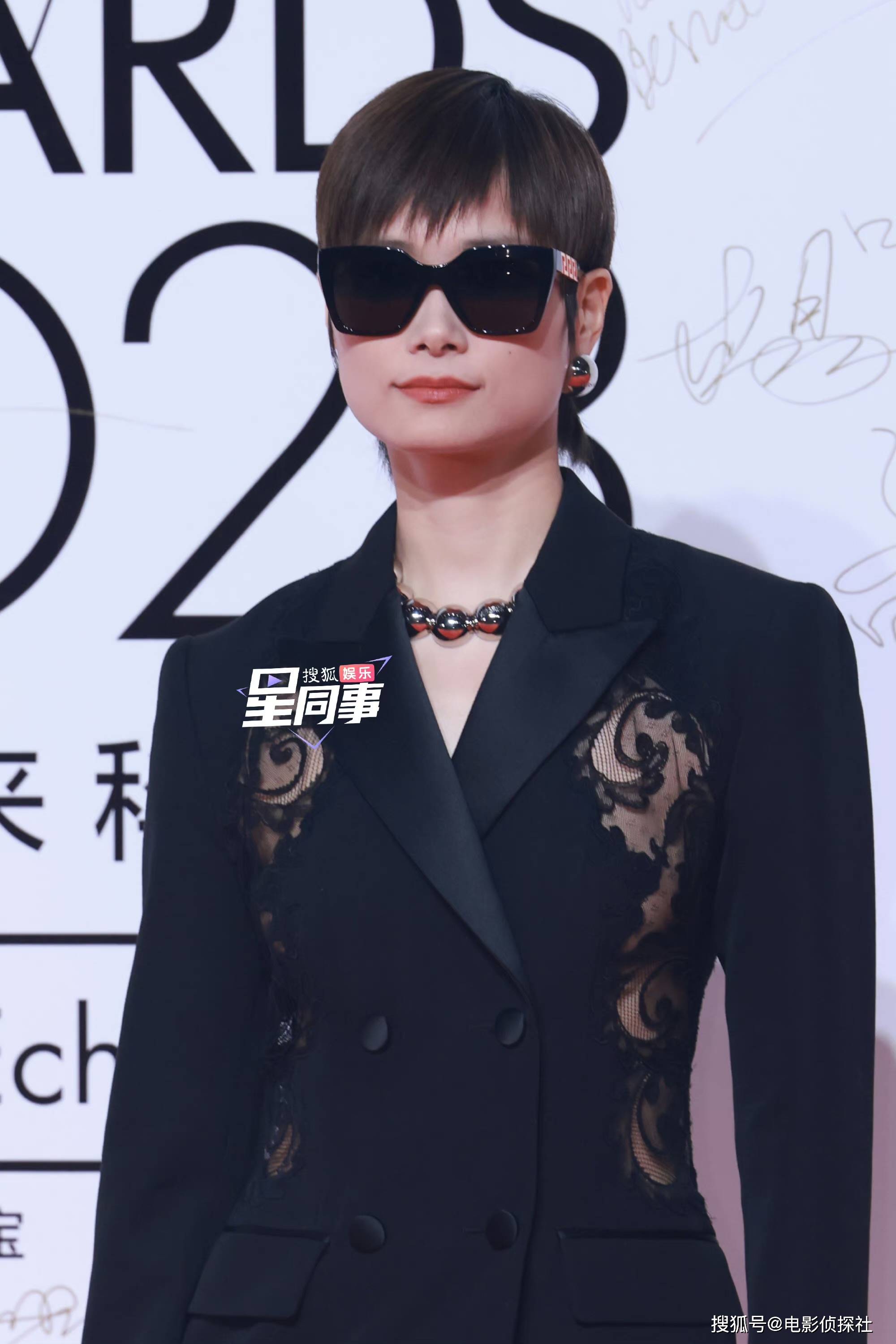 elle红毯第二弹:周冬雨大变样,张雨绮礼服勒肉,宋茜黑手套抢镜_造型