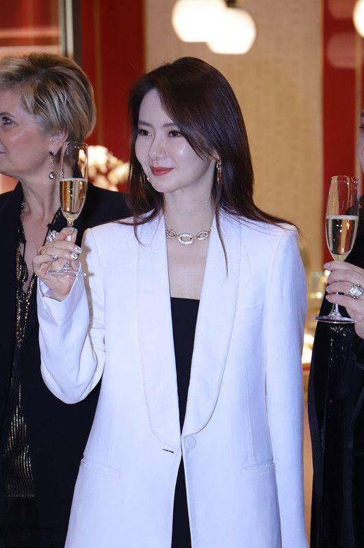 戚薇现身活动,一身"猫女"装气质掉一地,身材成唯一的看点_身段_外衣