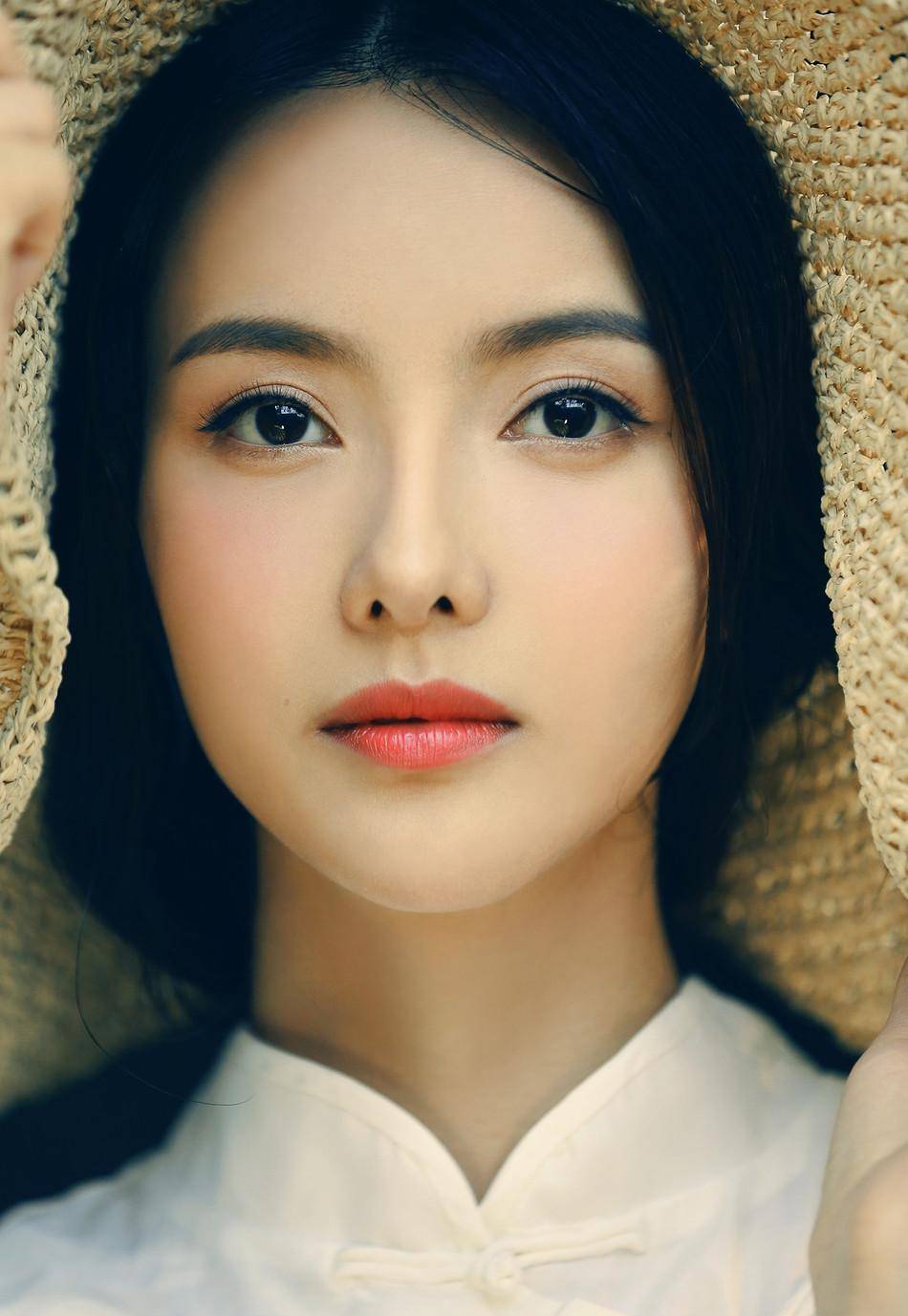 张芷溪的风格还是可塑性极强的毕竟当她面部表情不大的时候她也可以