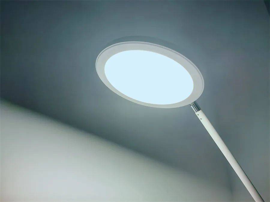 小路灯大智能,支持手扫即亮、调光,这款书客护眼灯L1是真智能