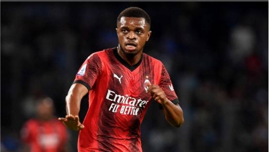 后卫皮埃尔·卡莱斯在对阵那不勒斯的比赛中受伤,_皮埃尔·卡尔斯