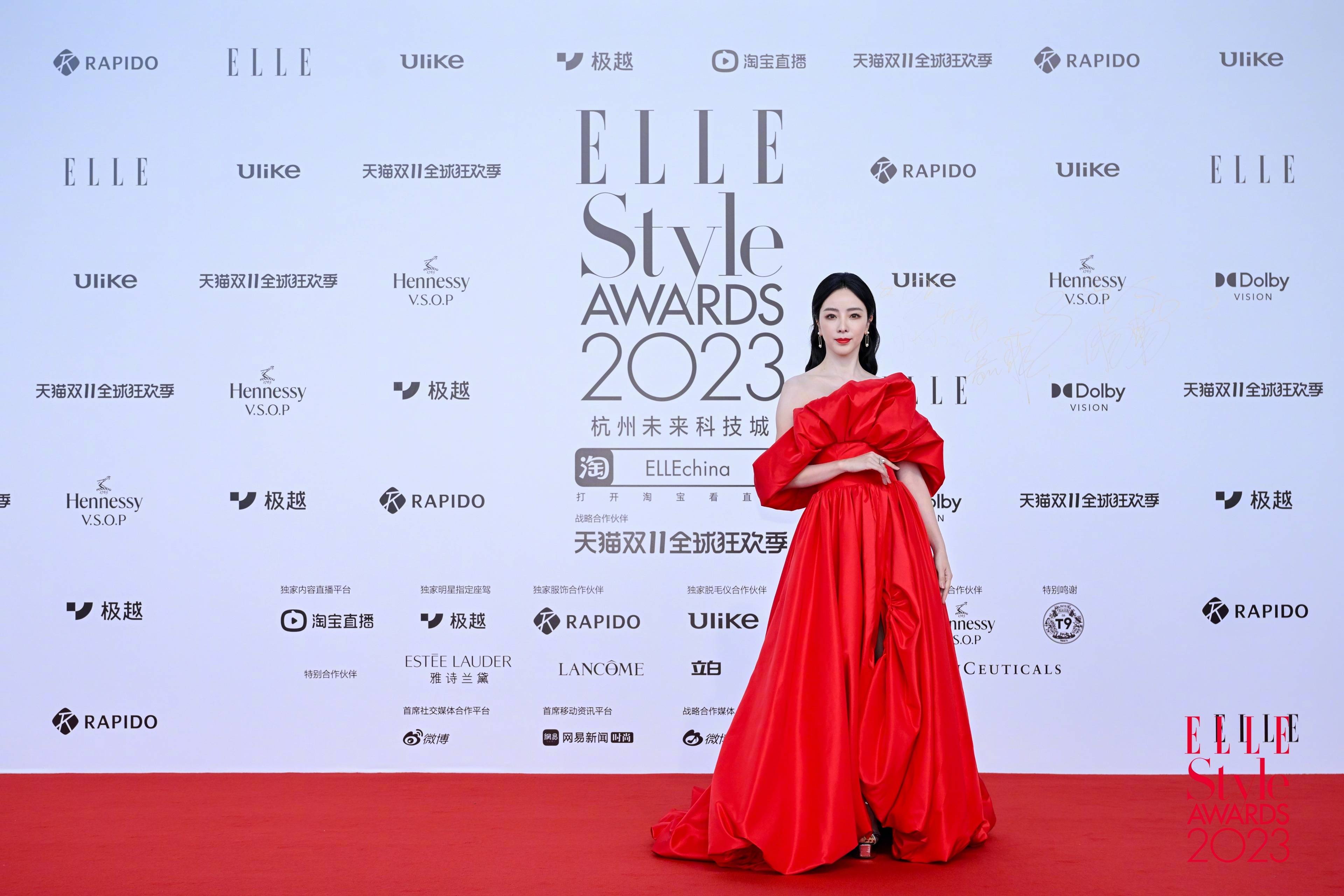 李思思离开央视后,高调亮相红毯,身穿中国红裙,吸引众人的目光