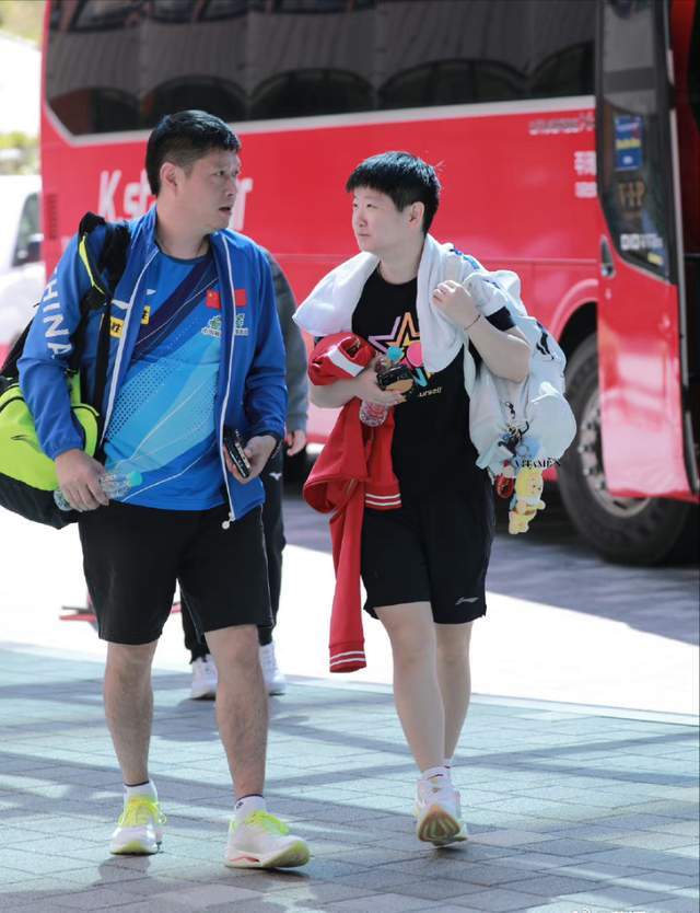 邱贻可共进早餐为孙颖莎庆生,莎莎干饭被打断无奈:好的收到!