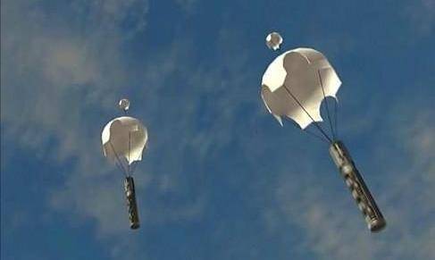 空气是流动的,自带降落伞的小炸弹,就会随着流动的空气波,被散放到