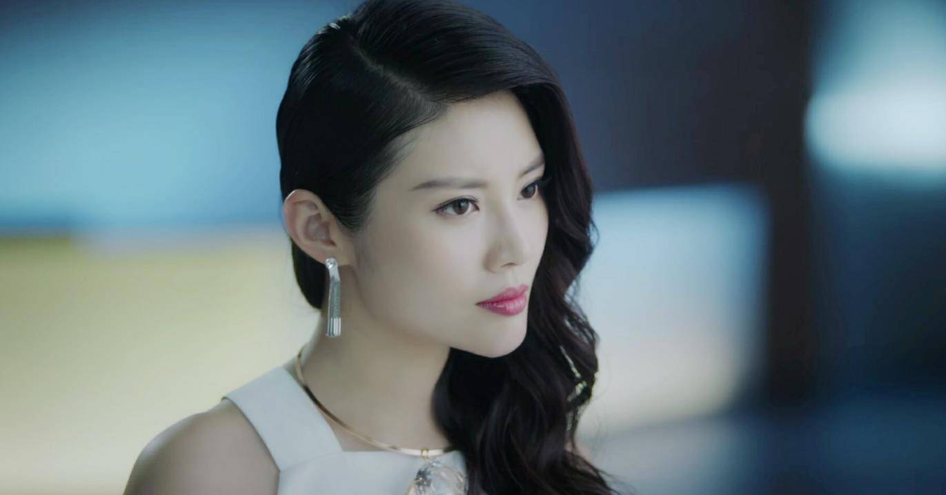 徐冬冬晒出的旧照火了,发文问网友亮点在哪,评论区自夸表情自信_电影